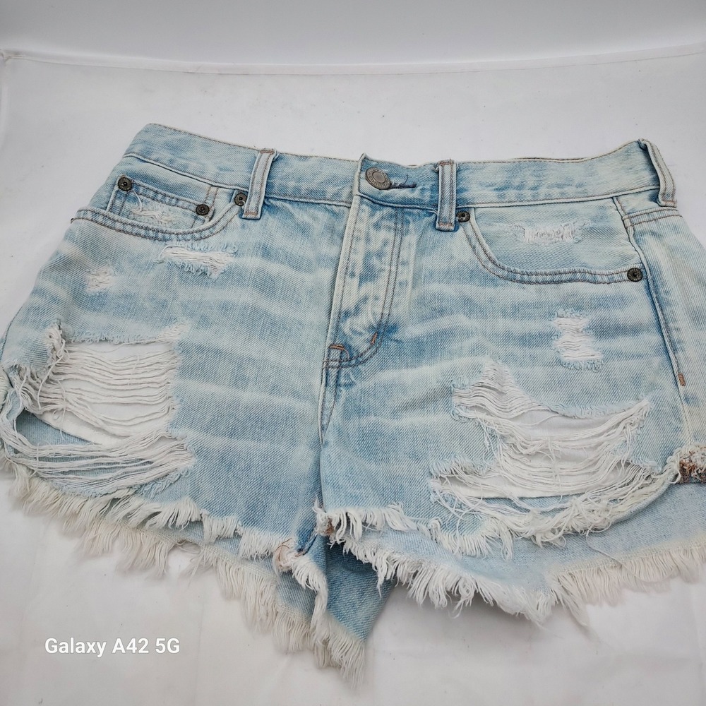 American Eagle Distressed Denim Shorts Light Wash Button Fly Frayed Hem Womens 4